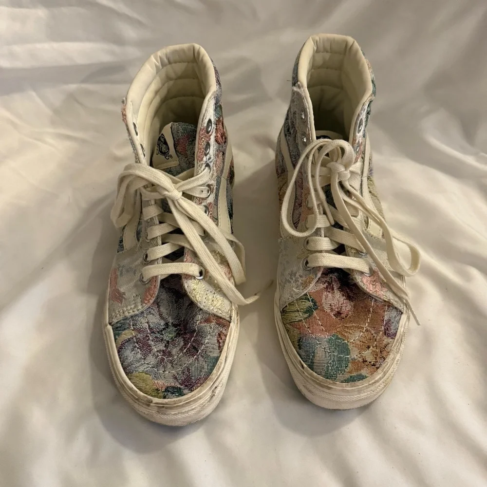 EUC Vans Sk8 Hi Tapestry Skate Shoes in Multi Snow White Floral